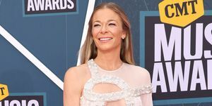 leann rimes wielkie spodnie dresowe leann rimes w konkursie muzyki country na czerwonym dywanie