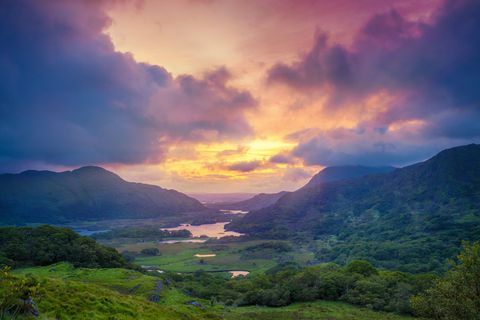 Damy Widok gór wzdłuż części N71 pierścienia Kerry w Killarney National Park, Irlandia