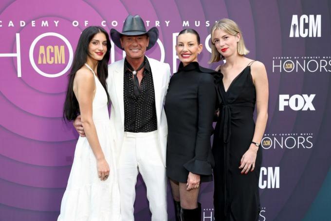 Tim McGraw i Faith Hill z córkami Audrey i Maggie﻿