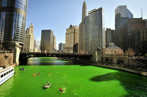 Barwienie zieleni rzeki Chicago w dzień Świętego Patryka