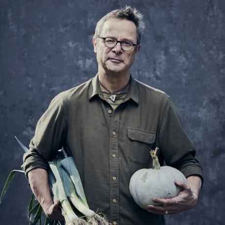 hugh fearnley whittingstall sfotografowany przez aluncallendera dla cluk w ogrodzie domku nad rzeką