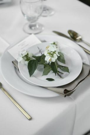 nakrycie z białym kwiatem podczas kolacji w gospodarstwie beekman 1802