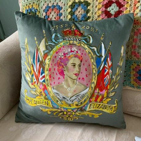 Platynowa poszewka na poduszkę Jubileuszową Królowej