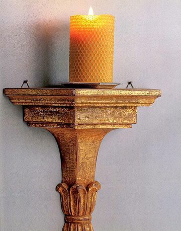 świeca zwijana woskiem pszczelim na cokole