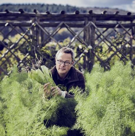 hugh fearnley whittingstall sfotografowany przez aluncallendera dla cluk w ogrodzie domku nad rzeką