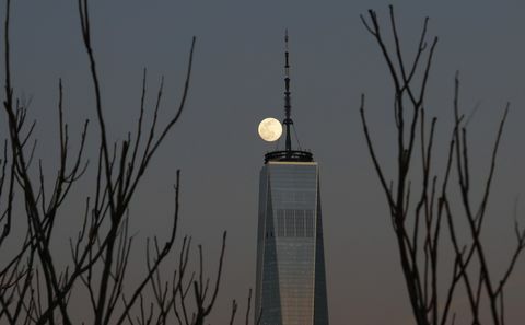 Wschód Księżyca nad Dolnym Manhattanem w Nowym Jorku