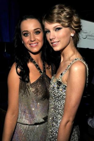 katy perry i taylor swift na 52. dorocznym rozdaniu nagród Grammy oddają cześć ikonom honorującym Douga Morrisa, które odbyły się w hotelu Beverly Hilton 30 stycznia 2010 r. w Beverly Hills w Kalifornii