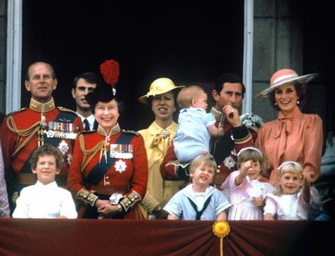 członkowie rodziny królewskiej w kolorowym pałacu buckingham 1985