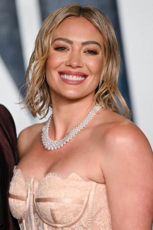 Beverly Hills, Kalifornia, 12 marca Hilary Duff bierze udział w imprezie oscarowej Vanity Fair 2023, której gospodarzem jest Radhika Jones w Wallis Annenberg Center for the Performing Arts, 12 marca 2023 r., Beverly Hills, Kalifornia, fot. Karwai obraz trzpienia