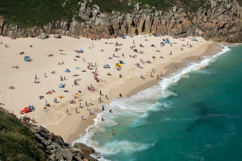 Odwiedzający mogą cieszyć się słońcem na plaży Porthcurno w pobliżu Penzance 28 czerwca 2018 r.