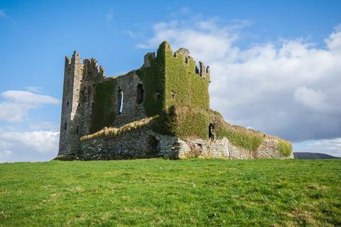 Stare ruiny Ballycarbery roszują na pierścionku Kerry, Irlandia