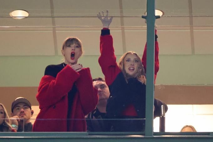 Czytelnicy z ruchu warg myślą, że Taylor Swift krzyknęła „No dalej, Trav!” Podczas meczu Chiefs