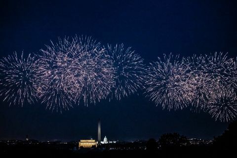 jest to poziomy kolorowy obraz widoku białego domu z parku Arlington ridge, pomnika Waszyngtonu i Pomnik Lincolna w Waszyngtonie otoczony pokazem sztucznych ogni czwartego lipca w Waszyngtonie w czwartek, lipca 4, 2019