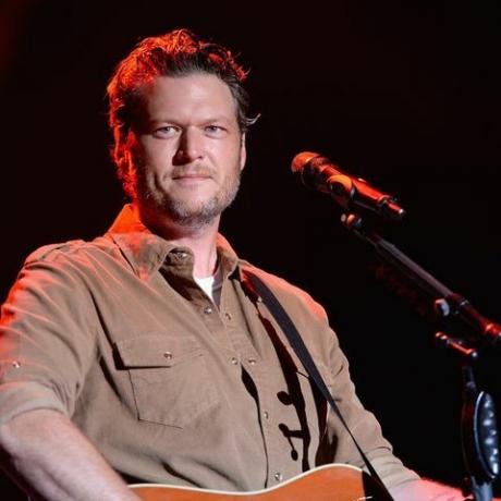 Dover, de czerwca 26 piosenkarz blake shelton występuje na scenie podczas pierwszego dnia festiwalu muzyki country big barrel 26 czerwca 2015 r. w dover, delaware zdjęcie: stephen lovekingetty images for big barrel