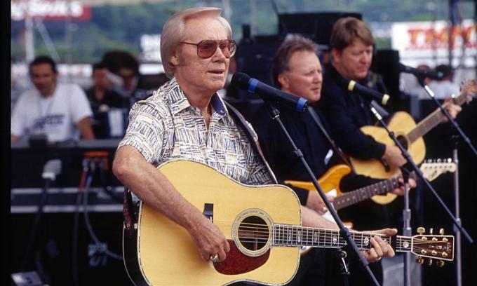 nashville, 1999, piosenkarz muzyki country, autor tekstów, george jones, występuje na fanfairach w 1999, w nashville, tennessee, zdjęcie: beth gwinngetty Images