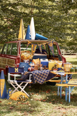 Woody wagoneer stylizowany na żółto-niebieski bagażnik