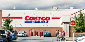 ludzie Fairfax z wózkami na zakupy wypełnionymi artykułami spożywczymi, produktami wychodzącymi ze sklepu Costco w Wirginii na parkingu