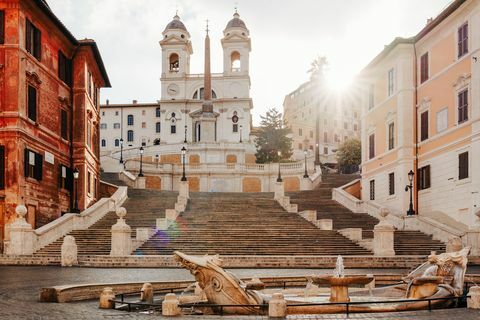 piazza di spagna rzym włochy ludzie o wschodzie słońca