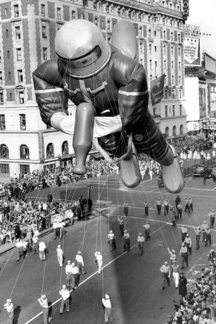 Gumowy kosmita wypełniony helem, wysoki na 70 stóp, na paradzie macys day w 1953 r.