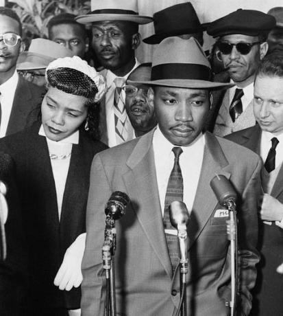 Wielebny Martin Luther King junior i jego żona Coretta Scott King l, rozmawiają z dziennikarzami na schodach sądu hrabstwa Montgomery przed sądem otwarcie jego procesu króla jest pierwszym z dziewięćdziesięciu Afroamerykanów oskarżonych o bojkot autobusów linii miejskich Montgomery, w tym