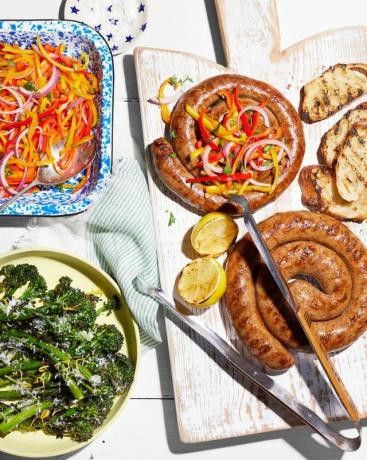 wiatraczki z kiełbasą z marynowaną papryką i grillowanym broccolini