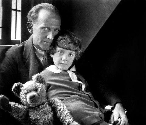 A.A. Milne i syn Christopher Robin i jego pluszowy miś w 1926 r