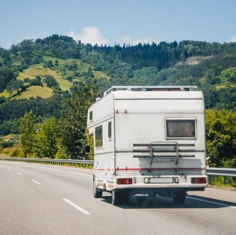 ruchomy dom na autostradzie