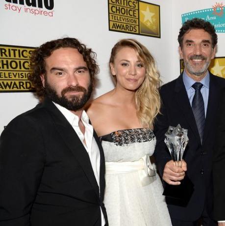 Los Angeles, ca czerwca 10 l r aktorzy Johnny Galecki i Kaley Cuoco, producenci Chuck Lore i Bill Prady, aktorka Melissa Rauch i producent Steven Molaro przybywają do telewizji stowarzyszenia dziennikarzy trzeci coroczny wybór nagród telewizyjnych przez krytyków w hotelu Beverly Hilton 10 czerwca 2013 r. w Beverly Hills w Kalifornii fot. jason merrittgetty zdjęcia dla ccta