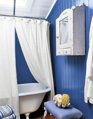 niebieska łazienka z białymi akcentami