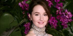 kaitlyn dever bierze udział w premierze uniwersalnego biletu do raju w topie bez ramiączek i dopasowanej spódnicy