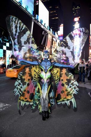 nowy jork, ny 31 października heidi klum daje odwiedzającym Times Square podgląd swojego kostiumu na Halloween przed zorganizowaniem corocznej impreza w centrum tao sponsorowana przez bby moto x 31 października 2014 r. w nowym jorku fot. Dimitrios kambourisgetty zdjęcia dla heidi klum