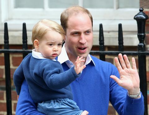 Książę George i księżniczka Charlotte przybyli do szpitala, aby spotkać się z bratem