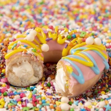 Krispy Kreme zadebiutował na urodziny z ciastem wypełnionym ciastem