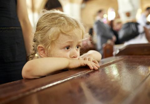 młoda dziewczyna w kościele