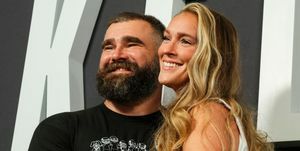 filadelfia, pa wrzesień 08 l r jason kelce pozuje do zdjęcia z kylie kelce podczas filmu dokumentalnego o kelce premiera w teatrze Suzanne Roberts 8 września 2023 roku w Filadelfii w Pensylwanii, zdjęcie: Cooper Neillgetty obrazy