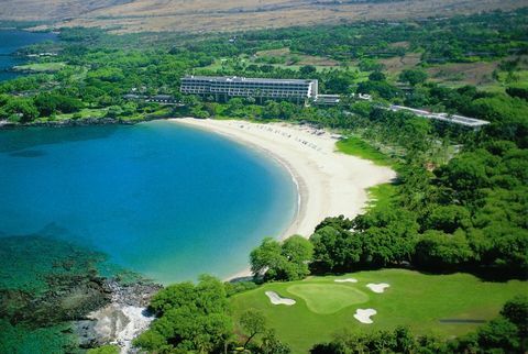 Widok z lotu ptaka na hotel Mauna Kea Beach na wybrzeżu Kohala na Big Island 