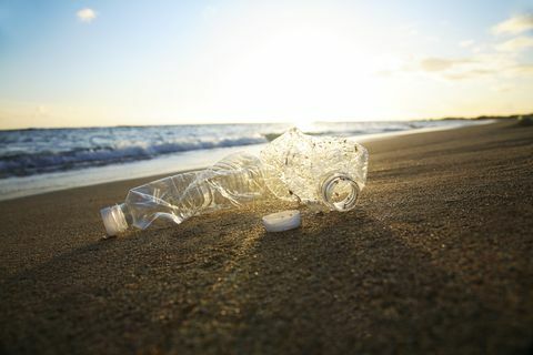 Hawaje, Oahu, butelka wody na plaży