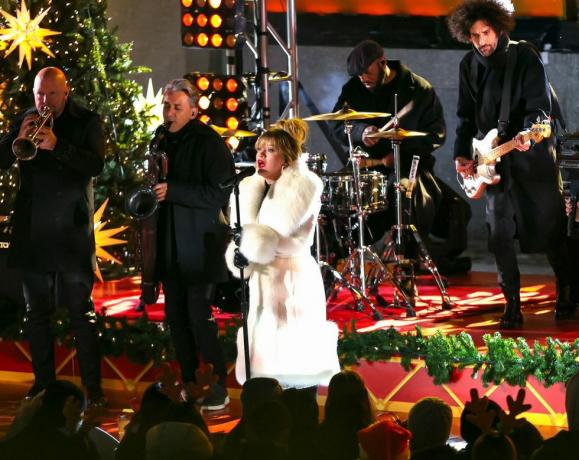 Kelly Clarkson występująca w Rockefeller Center