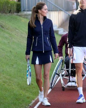 Kate Middleton w narodowym centrum tenisowym Lta podczas królewskiego wydarzenia we wrześniu 2021 r., prezentując swój sportowy styl