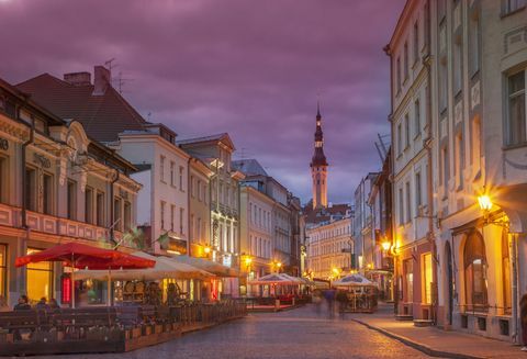 Iluminująca ulica w pejzażu miejskim, Tallin, Estonia