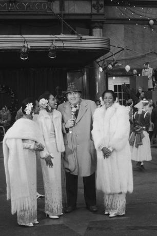 Willard Scott przeprowadza wywiad z obsadą marzeń dziewczyn z Broadwayu podczas parady z okazji Święta Dziękczynienia w 1982 roku